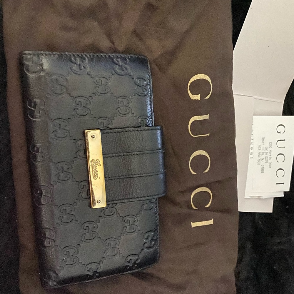 SALE!!! 100% Authentic Gucci Black Leather Embossed GG Wallet Angie